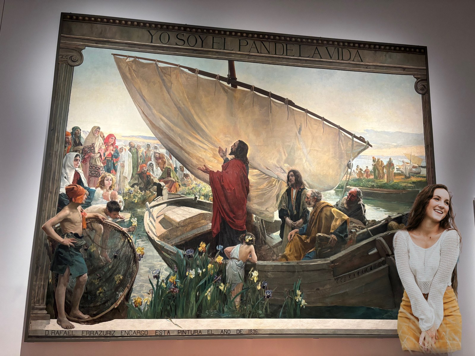 Una visitante de pie junto a un gran cuadro de Sorolla en una sala del museo